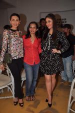 Kareena Kapoor, Karisma Kapoor at the success party og Rujuta Diwekar_s book Women & The Weight Loss Tamasha in Mumbai on 20th Jan 2012 (20).JPG